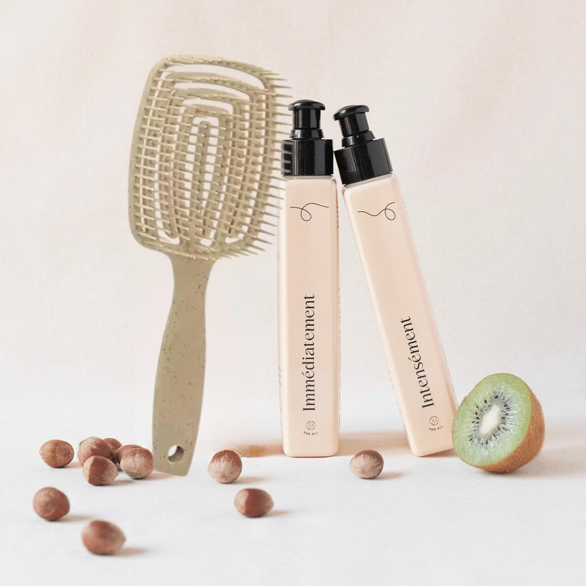 Routine pour cheveux bouclés comprenant un masque et un soin pour nourrir, définir et hydrater les boucles. Et une brosse démêlante pour démêler sans casse et définir les boucles