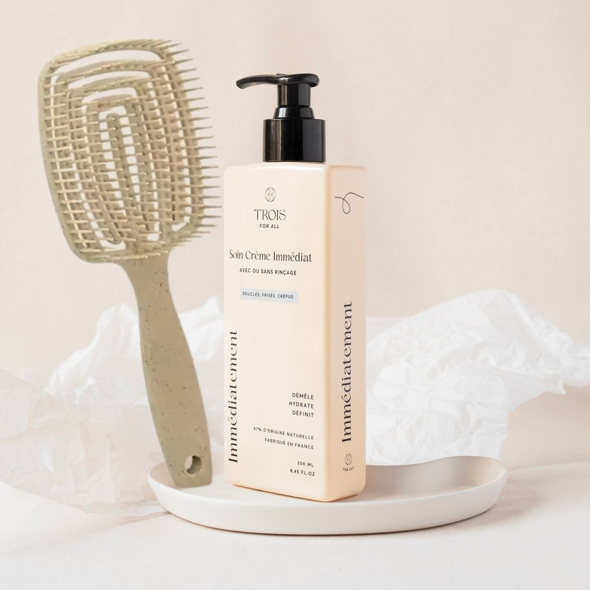 Routine pour cheveux bouclés comprenant et un soin pour nourrir, définir et hydrater les boucles; et une brosse démêlante pour définir les boucles et démêler sans casse