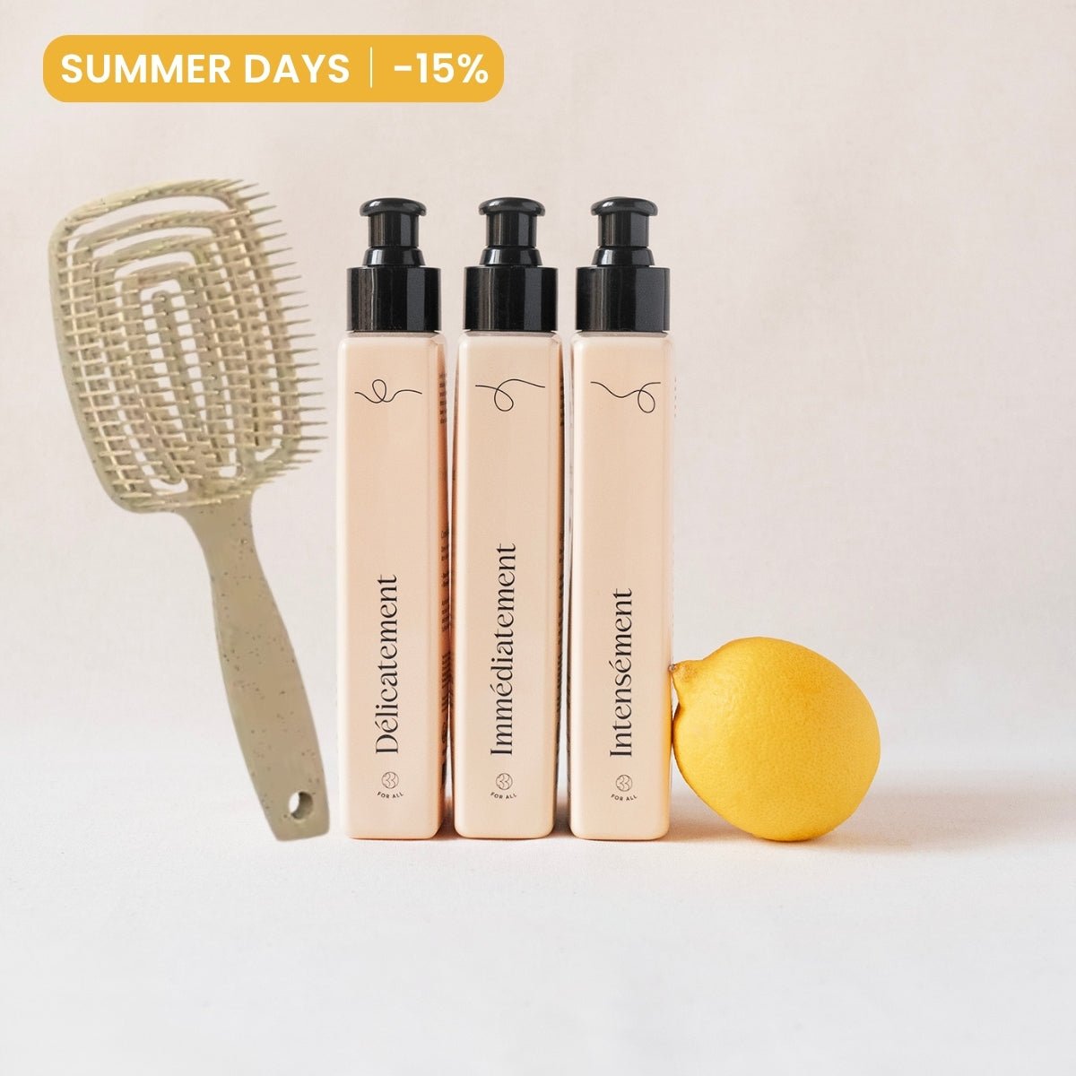 Routine pour cheveux bouclés comprenant un masque et un soin pour nourrir, définir et hydrater les boucles. Et une brosse démêlante pour démêler sans casse et définir les boucles