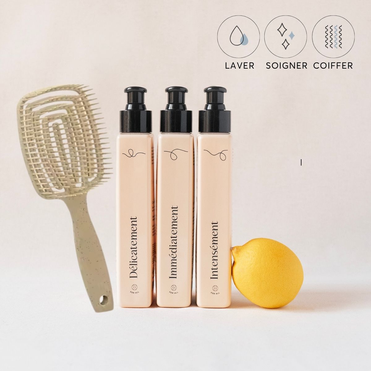 Routine pour cheveux bouclés comprenant un masque et un soin pour nourrir, définir et hydrater les boucles. Et une brosse démêlante pour démêler sans casse et définir les boucles