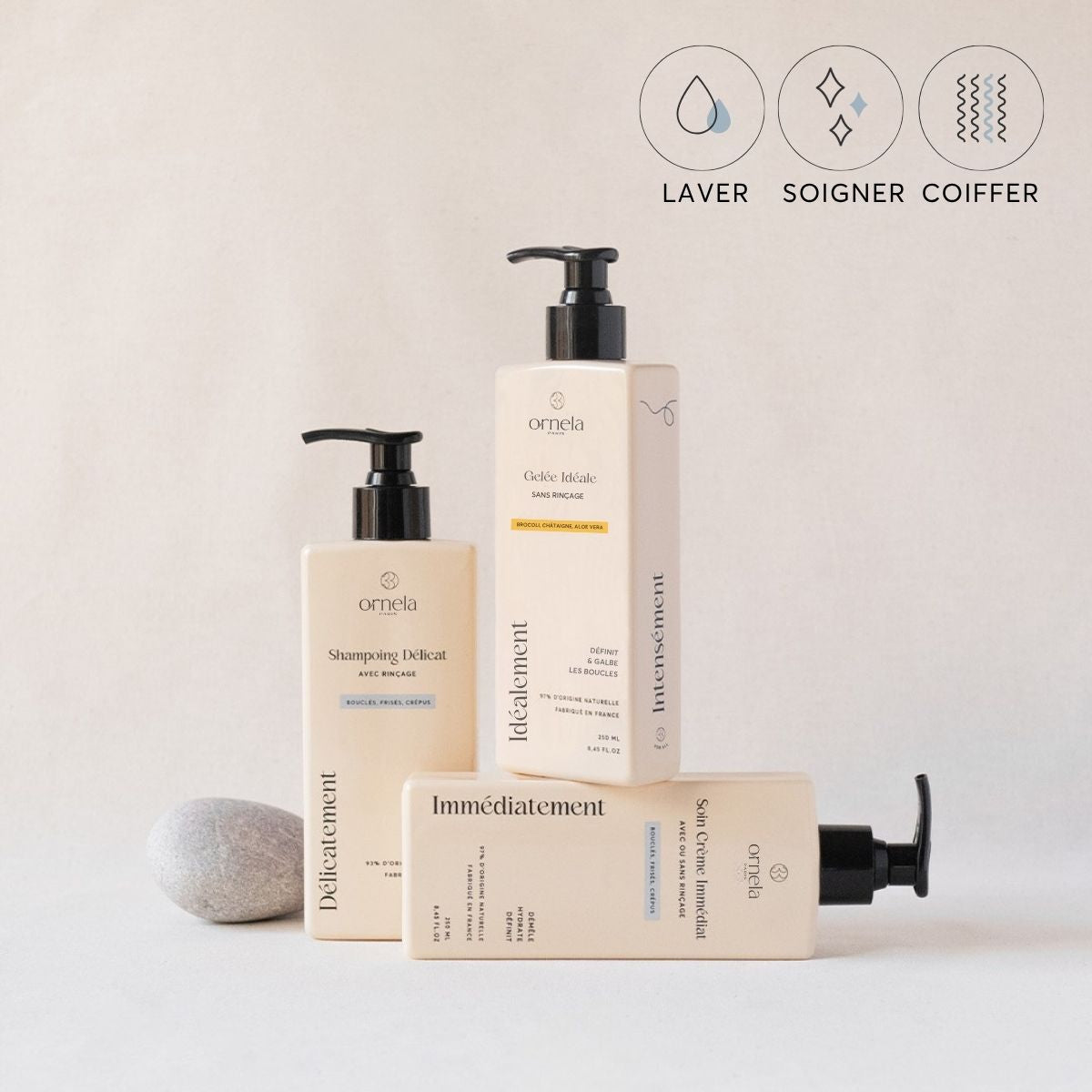 Routine pour cheveux bouclés frisés et crépus comprenant un shampoing, un soin pour démêler, définir et hydrater les boucles, et une gelée pour définir les boucles plusieurs jours