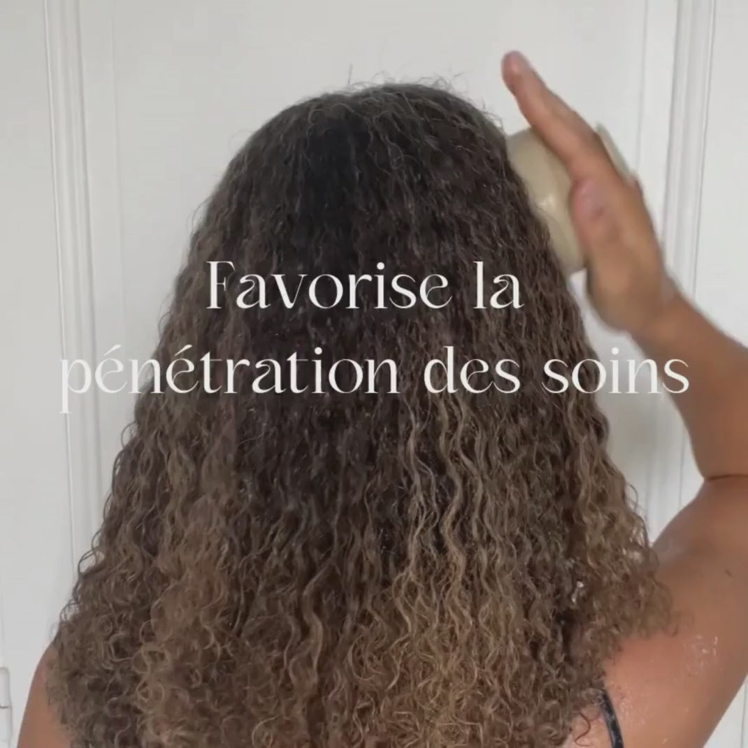 Brosse stimulante qui favorise la pénétration du masque intense pour cheveux bouclés