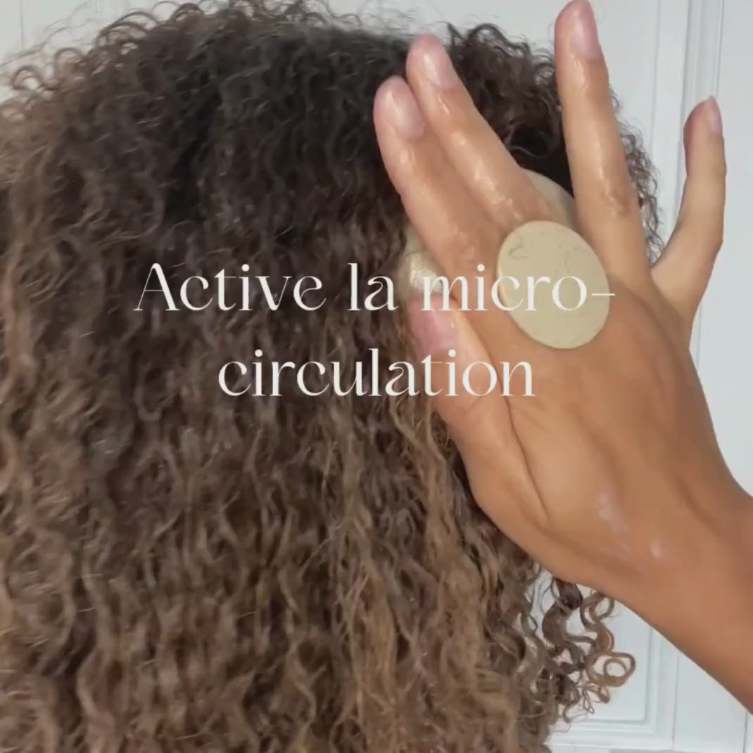 Démo de la brosse stimulante pour le cuir chevelu bouclé