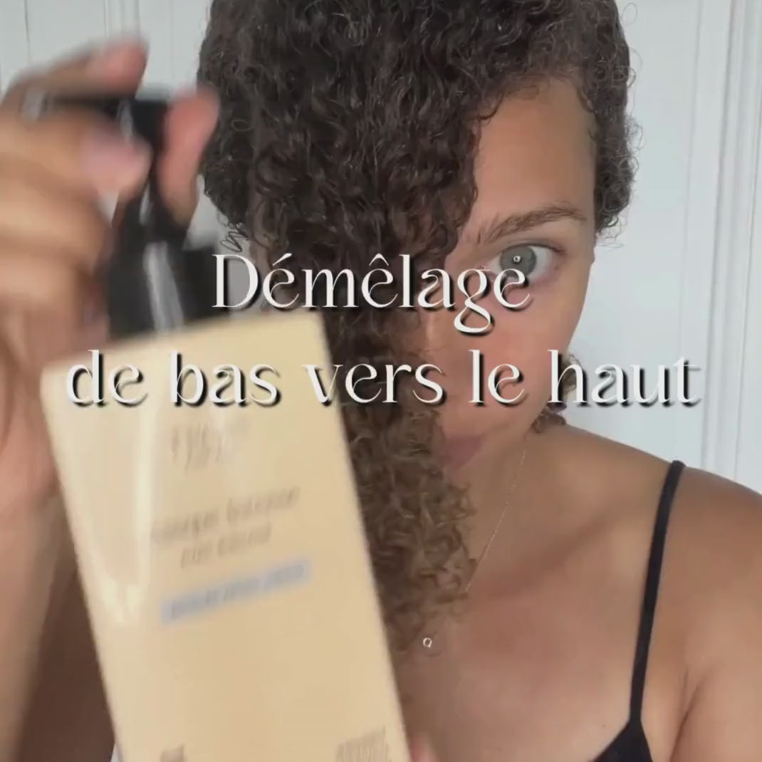 Démo du démêlage de bas en haut avec la brosse pour cheveux bouclés et le masque intense