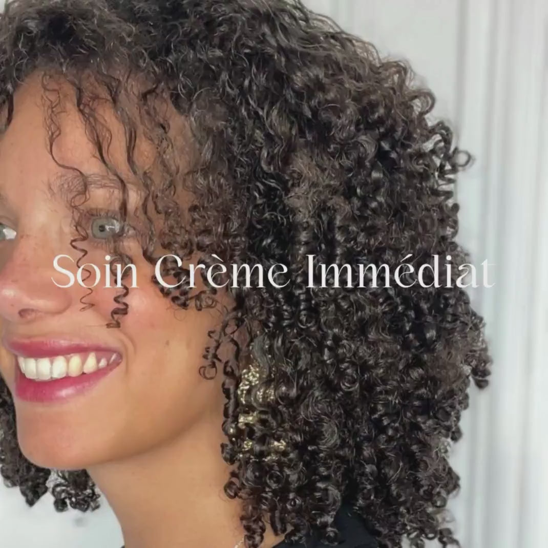 Application du soin crème pour cheveux bouclés